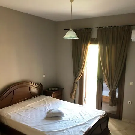 1 Bed Flat - Sleeps 4 - Garden - Parking - Wifi Mouzákion