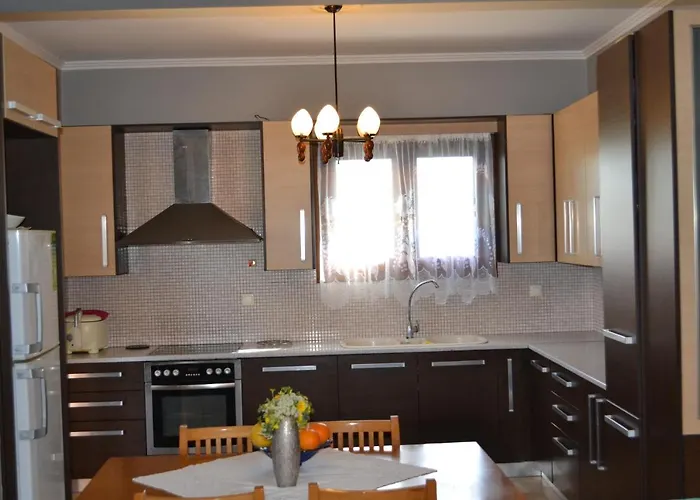 1 Bed Flat - Sleeps 4 - Garden - Parking - Wifi