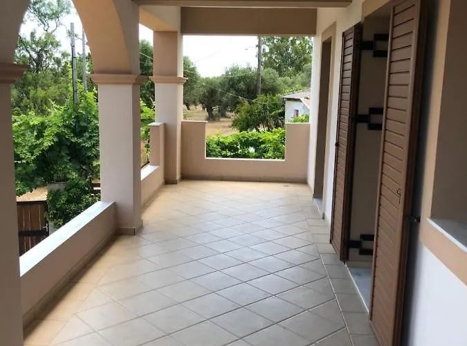 1 Bed Flat - Sleeps 4 - Garden - Parking - Wifi Mouzákion