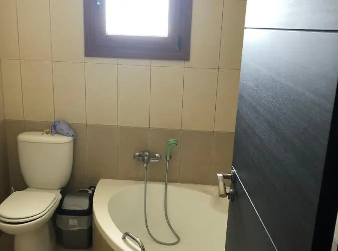 1 Bed Flat - Sleeps 4 - Garden - Parking - Wifi