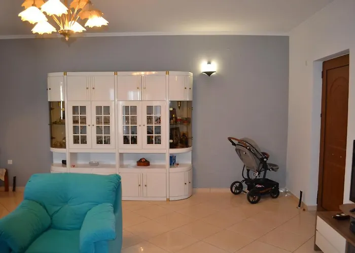 1 Bed Flat - Sleeps 4 - Garden - Parking - Wifi