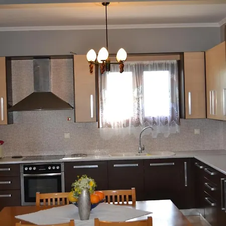 1 Bed Flat - Sleeps 4 - Garden - Parking - Wifi
