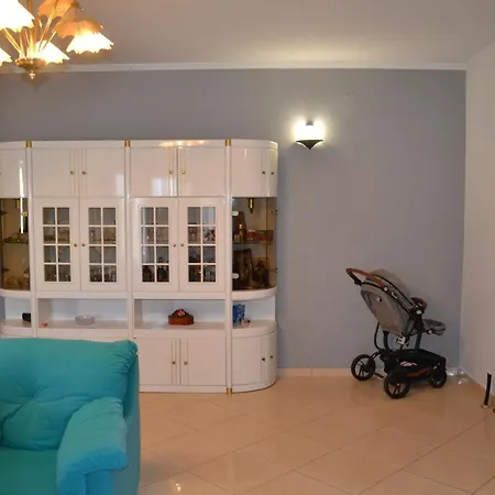 1 Bed Flat - Sleeps 4 - Garden - Parking - Wifi