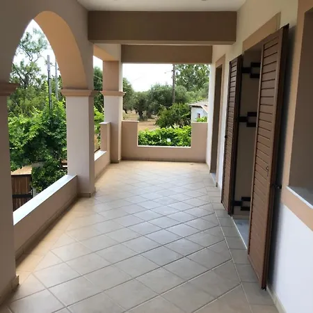 1 Bed Flat - Sleeps 4 - Garden - Parking - Wifi Mouzákion