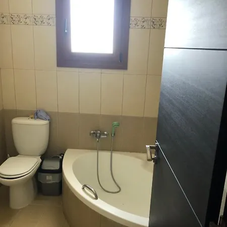 1 Bed Flat - Sleeps 4 - Garden - Parking - Wifi