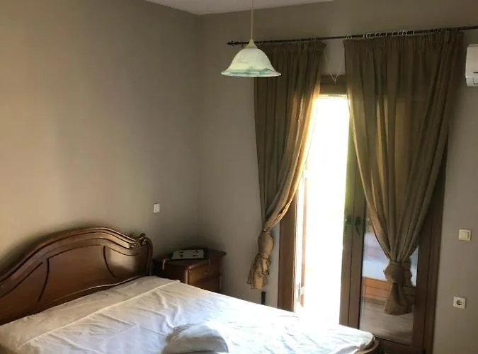 1 Bed Flat - Sleeps 4 - Garden - Parking - Wifi Mouzákion